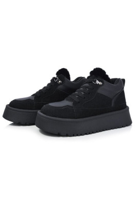 Кросівки жіночі